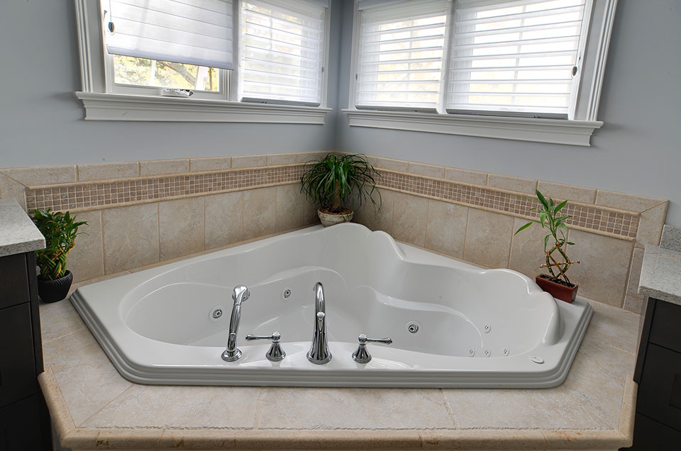 1001-Woodlawn-Glenview - Bathroom Tub Detail  - Globex Developments Custom Homes