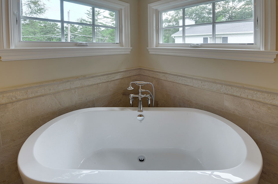 1005-Queens-Glenview - Master Bathroom  Tub  Detail - Globex Developments Custom Homes