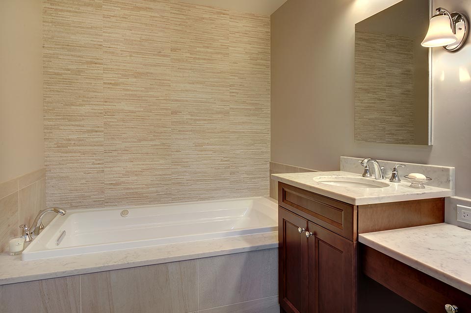 124-Berry-Park-Ridge - Master Bathroom Tub - Globex Developments Custom Homes
