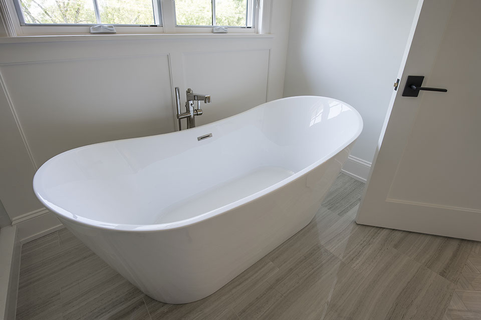 1444-Hawthorne-Glenview - Master Bathroom Tub - Globex Developments Custom Homes