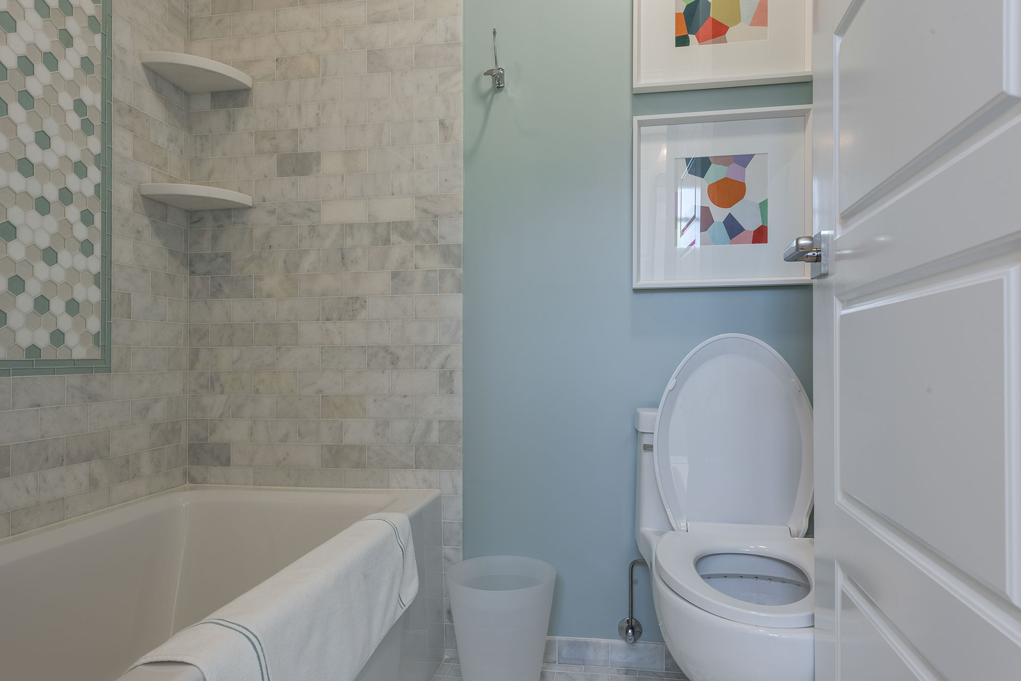2430-Fir-St-Glenview - Jack-and-Jill-Bathroom-Tub - Globex Developments Custom Homes