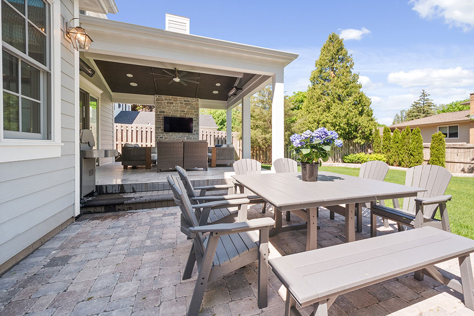 Glenview-Custom-Home-103 - Patio Table - Globex Developments Custom Homes