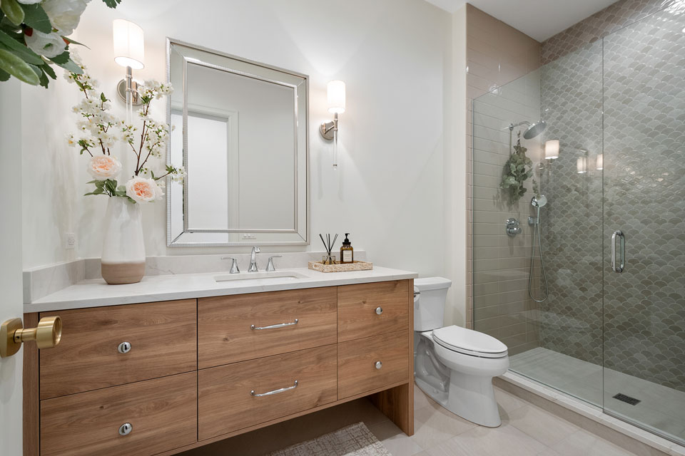 Glenview-Custom-Home-107 - Guest Bathroom - Globex Developments Custom Homes