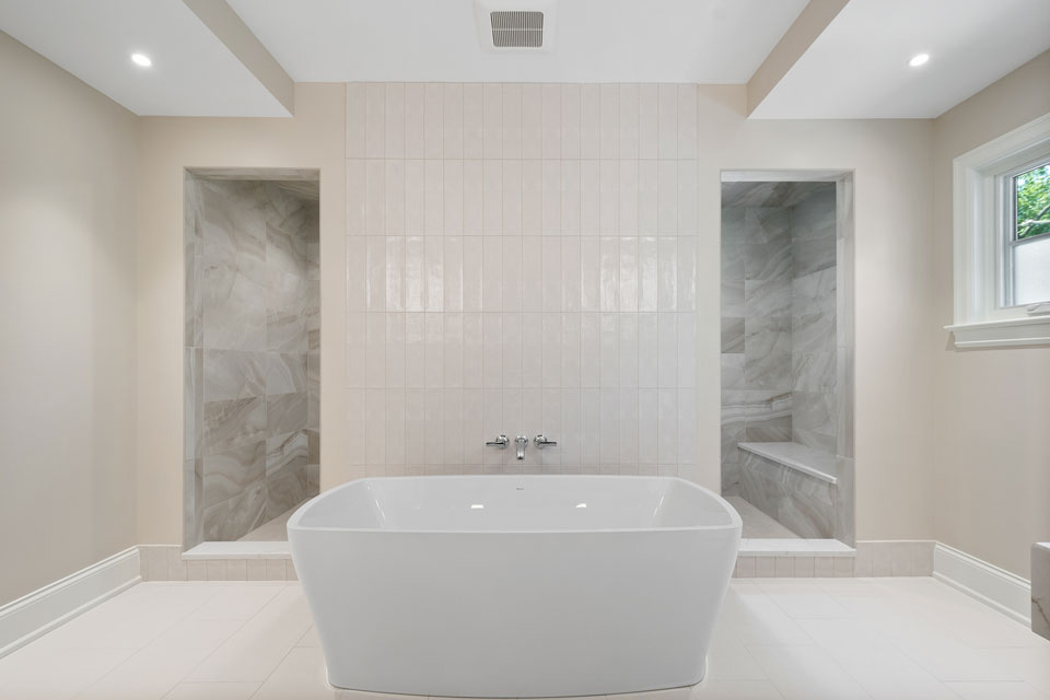 Glenview-Custom-Home-107 - Master Bathroom Bathtub - Globex Developments Custom Homes